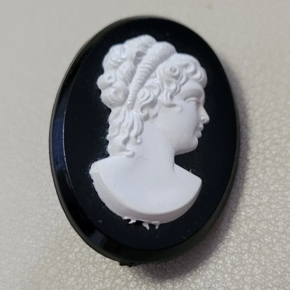 Vintage Unsigned Fashion Plastic White‎ Cameo Woman Lady on Black Brooch Pin